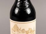 une bouteille de vin avec le dessin d'une maison en arrière-plan