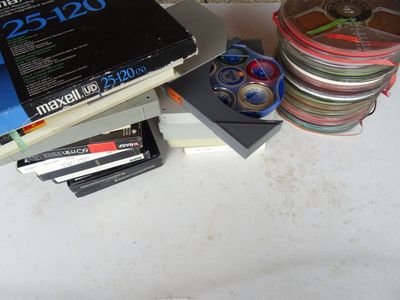 une pile de DVD et de CD posée sur une table