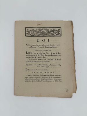 gros plan d'un vieux livre avec une écriture dessus