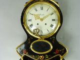 une horloge noire et dorée accrochée au mur