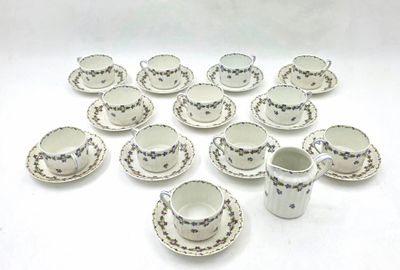 un grand nombre de tasses et de soucoupes sur une table
