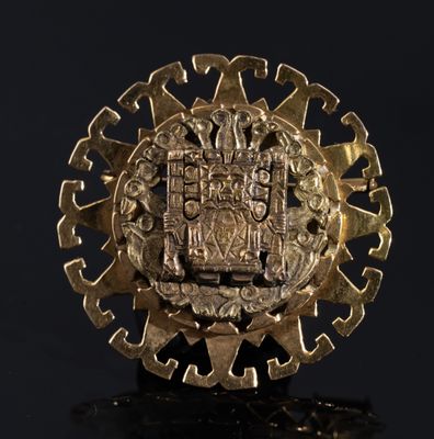 un gros plan d'une bague en or ornée d'un motif