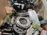 une boîte en carton remplie d'objets hétéroclites