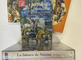 plusieurs livres sont empilés sur une étagère