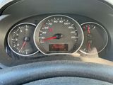 un gros plan du tableau de bord d'une voiture, avec un compteur de vitesse et des jauges