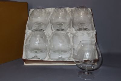 six verres à vin vides dans une boîte posée sur une table
