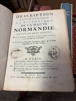 un vieux livre posé sur une table