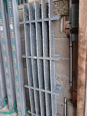 de nombreuses barres métalliques fixées sur le côté d'un immeuble