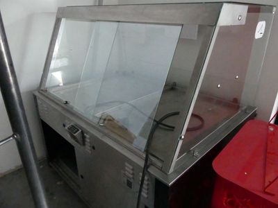 une vitrine en verre avec un bac rouge en arrière-plan