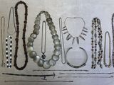 plusieurs types de colliers et de bracelets différents disposés sur une table