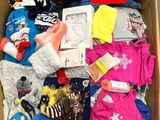 une boîte en carton remplie de vêtements et d'autres objets