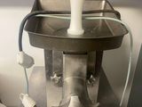 une machine posée sur un comptoir