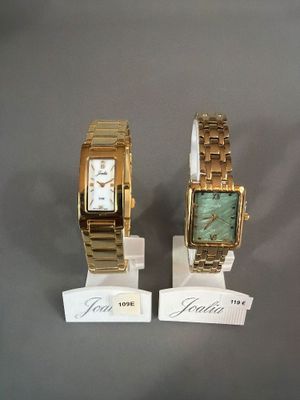 une paire de montres pour femmes exposées, avec leurs étiquettes de prix, à vendre