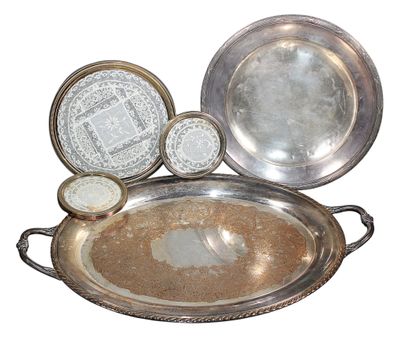 de nombreuses assiettes et bols en argent posés sur une table