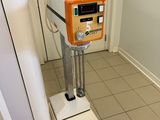 une machine qui se trouve dans le coin d'une pièce