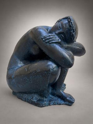 statue représentant un homme assis à genoux, la tête entre les mains