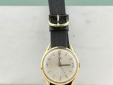 une image représentant une montre-bracelet posée sur un bloc de marbre