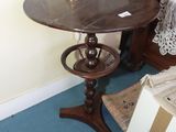 une petite table sur laquelle est posée une lampe, dans une pièce