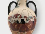 un vase avec une peinture sur fond blanc