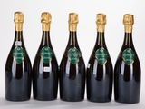 quatre bouteilles de vin posées les unes à côté des autres sur une table