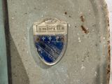 a close up of the emblem on a toilet seat