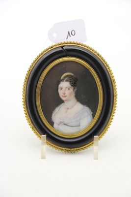 un portrait miniature ovale représentant une femme en robe blanche