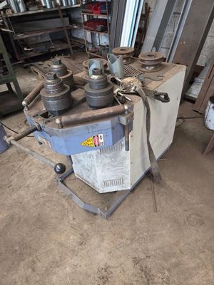 une machine placée au milieu d'une pièce