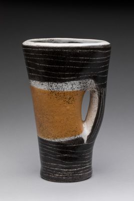 une tasse noire et blanche ornée d'une rayure marron