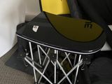 un snowboard posé sur une table, à côté d'une planche de surf