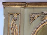 un miroir accroché au mur, dans un coin de la pièce