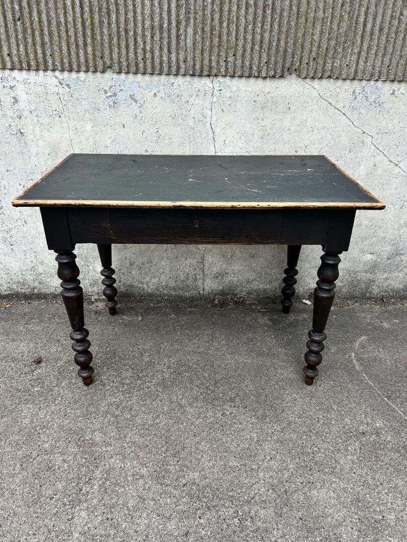 Bureau en bois noirci reposant sur 4 pieds en bois tourné, p…