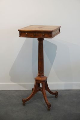 une photo d'une petite table avec un plateau en bois posée sur un sol gris