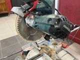 someone is using a circular saw to cut a piece of wood
