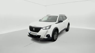 Un SUV blanc est garé dans une pièce blanche.