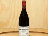 une bouteille de vin posée sur un tonneau