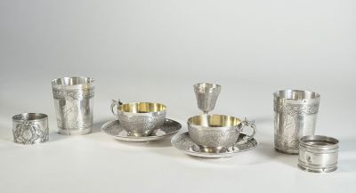 un assortiment d'argenterie comprenant des tasses, des soucoupes et des cuillères