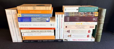 plusieurs livres sont empilés sur une table