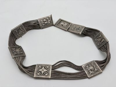 gros plan d'un collier sur une surface blanche