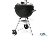 une image représentant un barbecue noir à roulettes sur fond blanc