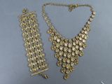 un ensemble composé d'un collier et d'un bracelet en or posé sur une table