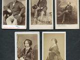 six vieilles photos en noir et blanc représentant des personnes assises sur une chaise