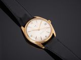 gros plan d'une montre sur une surface noire