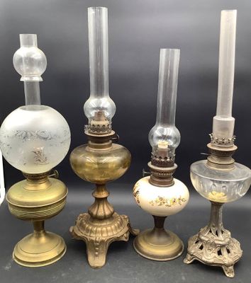 un ensemble de cinq bougeoirs anciens en verre et en laiton