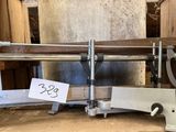 une machine posée sur une table, avec une étiquette de prix