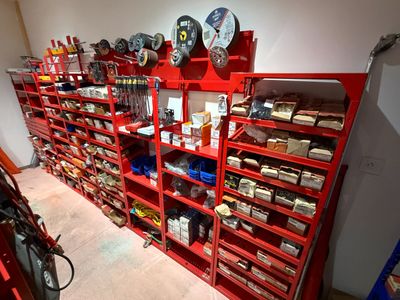 une étagère rouge sur laquelle sont posés de nombreux objets