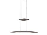 un gros plan d'une lampe suspendue à un luminaire de plafond
