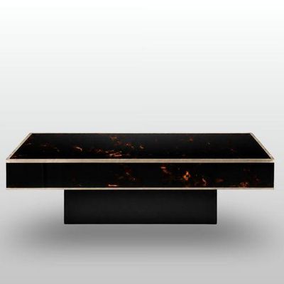une table basse noire et dorée avec un plateau en marbre