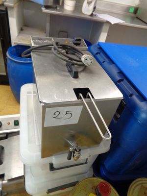 une machine posée sur le comptoir d'une cuisine