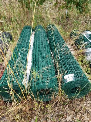 plusieurs morceaux de filet en plastique vert sont posés par terre