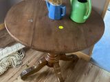 une petite table sur laquelle se trouvent un arrosoir et un autre arrosoir
